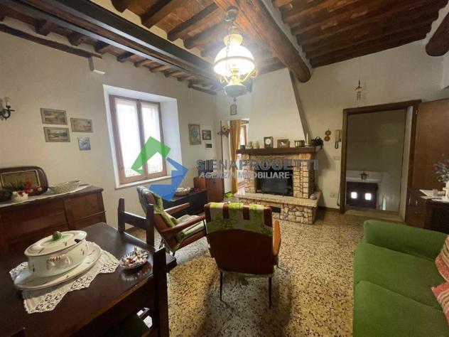 Terra-tetto in pietra e magazzino indipendente nell’antico borgo di Tocchi, Monticiano, Siena.
