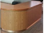 "Bancone in legno artigianale tipo reception"