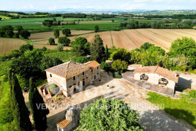Rustico / Casale di 300 m² con più di 5 locali e box auto in vendita a Montepulciano - Foto 2