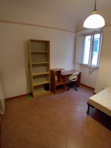 Camera in via Montebello per studentessa