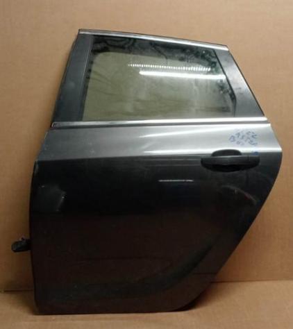 PORTA POST.SX GRIGIO MEDIO MET. C/ALZ. Mod Berlina  Carrozzeria  Lamierati esterni  Porte  Porta post. sx. OPEL - ASTRA J - 01-02-2010 - 01-08-2012, O