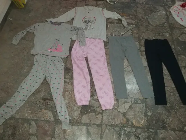 Lotto vestiti bambina 7anni 2 pigiami 2 pezzi 2 pantacollant In buono stato - Foto 5