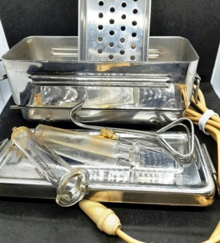 bollitore con siringa vintage autoalimentato a corrente