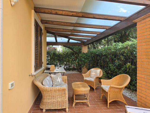 RONCHI, a soli 500 metri dal mare della Riviera Apuana, elegante villetta a schiera d'angolo con giardino su due lati e ampio pergolato. Disposta su t - Foto 2