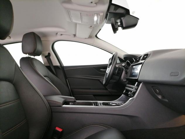 Jaguar XE 2.0d i4 Prestige 180cv auto my19 - Foto 3