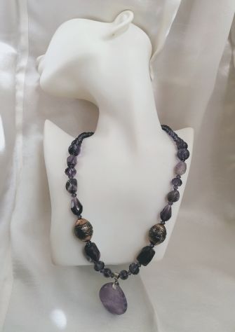 ORIGINALE COLLANA IN AMETISTA NATURALE E CRISTALLI CON PENDENTE IN AMETISTA. - Foto 4