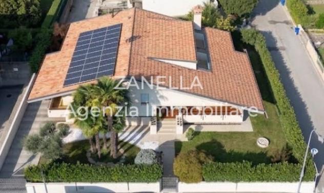 Villa di 270 m² con più di 5 locali e box auto doppio in vendita a Castelfranco Veneto