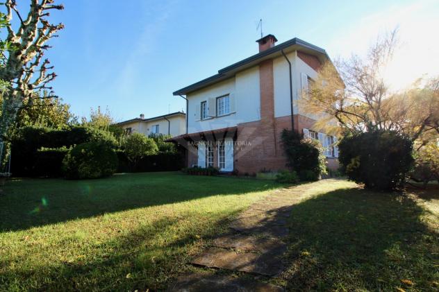 VILLA di 13 vani e di 260 mq (PIETRASANTA) rif. 447/VE