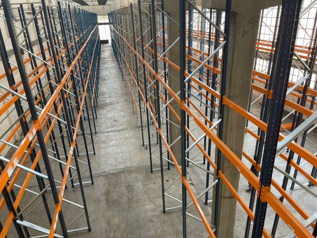 Notevoli scaffali industriali