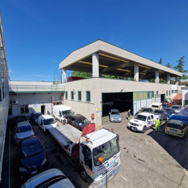 Immobile di 1870 m² con più di 5 locali in vendita a Rho