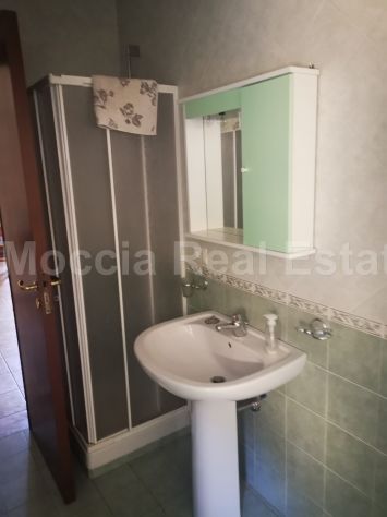 MOCCIA TRILOCALE ARREDATO MANSARDATO CON POSTO AUTO COPERTO (DEP) - Foto 8