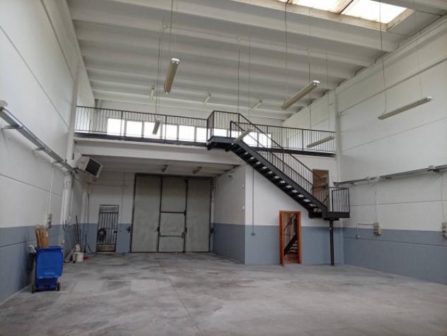 Immobile di 299 m² con 1 locale in affitto a Carpi