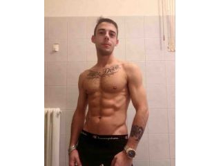 Amore e incontri Venezia - Ragazzo atletico ben dotato cerca ragazza o altro Tel:3899693401