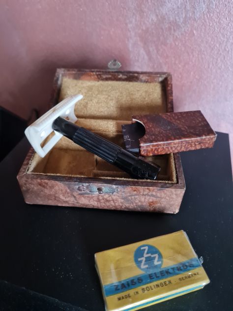 Antico rasoio bachelite in custodia originale in legno