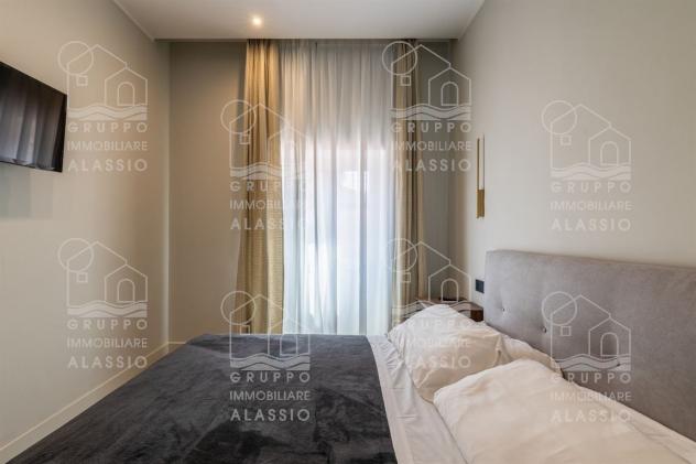 Attico fronte mare con terrazzo, solarium e posto auto – affitto annuale - Foto 10