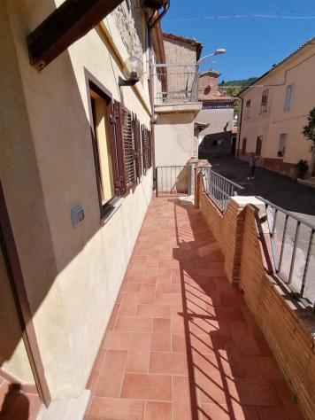 In una frazione del comune di Castell'Azzara, più precisamente a Selvena, dove sono presenti i servizi di prima necessità; , vendiamo appartamento su - Foto 7