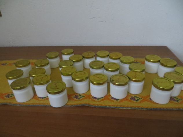 vasetti in vetro e bottiglie per salsa per conservare alimenti in cucina