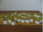 vasetti in vetro e bottiglie per salsa per conservare alimenti in cucina