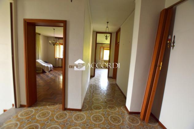 CASA INDIPENDENTE di 9 vani e di 298 mq (GIAVERA DEL MONTELLO) rif. PCS79A - Foto 5