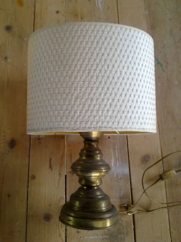 Lampada Paralume da tavolo base in Ottone Brunito e tessuto intrecciato