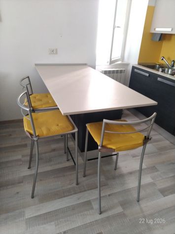 Isola con tavolo e tre sedie per cucina