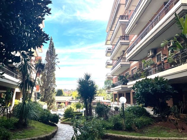 In complesso residenziale con balconi e posto auto