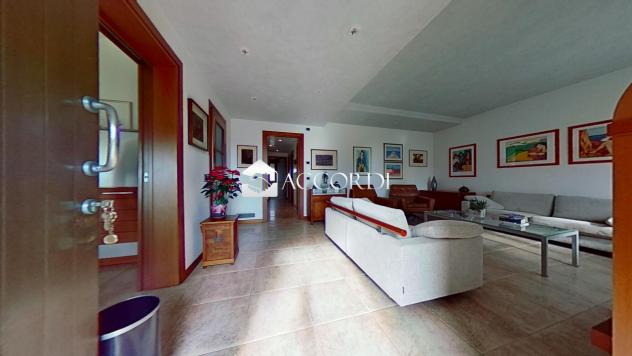CASA INDIPENDENTE di 8 vani e di 240 mq (GODEGA DI SANT'URBANO) rif. DG025 - Foto 2