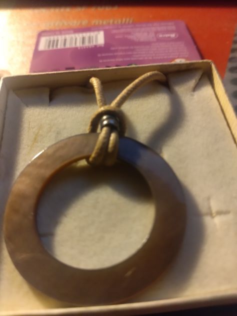 collana in caucciù con ciondolo - Foto 3