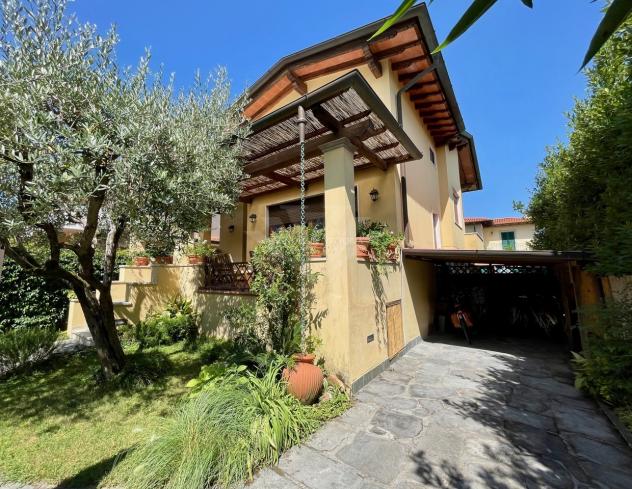 VILLA di 9 vani e di 130 mq (PIETRASANTA) rif. 099/VE
