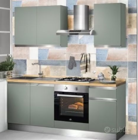 Cucina nuova componibile con elettrodomestici