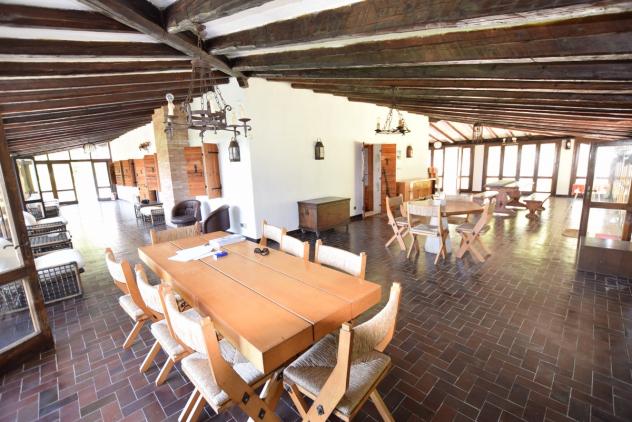 VILLA di 14 vani e di 880 mq (MASER) rif. DG034AB