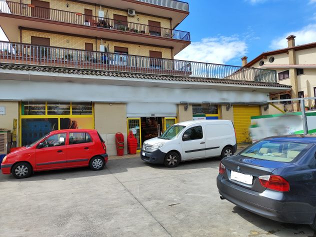 COLLE MONFORTANI | Locale commerciale C/1 | Corte privata - Foto 3