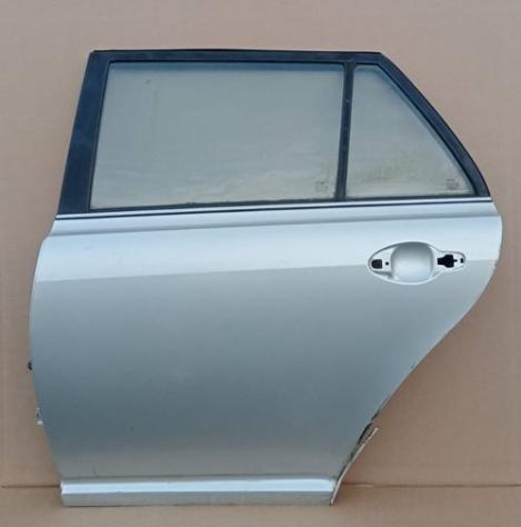 PORTA POST. SX. ARGENTO C/ALZ. E SERR. 999-U61313 Carrozzeria  Lamierati esterni  Porte  Porta post. dx. TOYOTA - AVENSIS 4 porte / SW - 01-05-2003 -