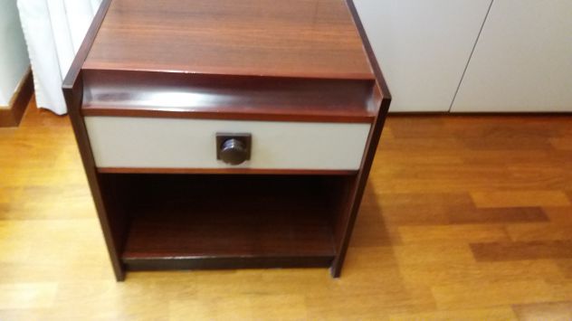 Comodino in legno marrone e beige
