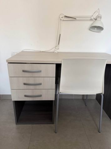 Scrivania moderna con 3 cassetti + sedia (ottime condizioni)