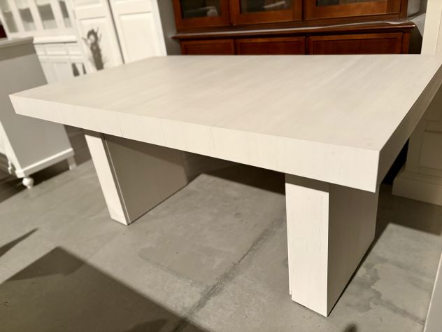 NUOVO TAVOLO Cm. 160x90 all. Cm. 410x90 LEGNO NOBILITATO FIN. BIANCO CONSUMATO - Foto 2