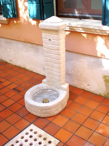 Fontana in pietra. Nuova! In Omaggio griglia+piletta di scarico