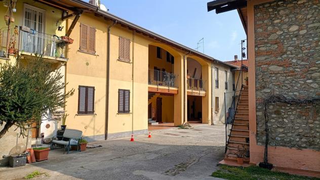 In Caratteristico casale ristrutturato, accattivante appartamento su due livelli con travi a vista. - Foto 2