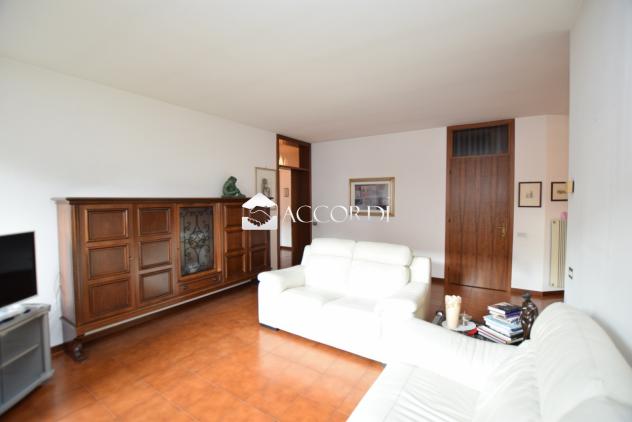 CASA INDIPENDENTE di 4 vani e di 252 mq (MONTEBELLUNA) rif. AS530
