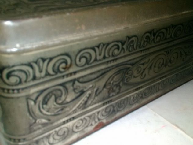 grande scatola in latta vintage con disegni floreali sul coperchio - Foto 4