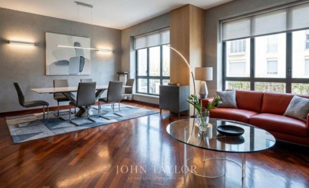 Appartamento di 155 m² con 5 locali e box auto doppio in vendita a Milano