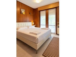 Trilocale con terrazzo e box auto a 300m dal lago