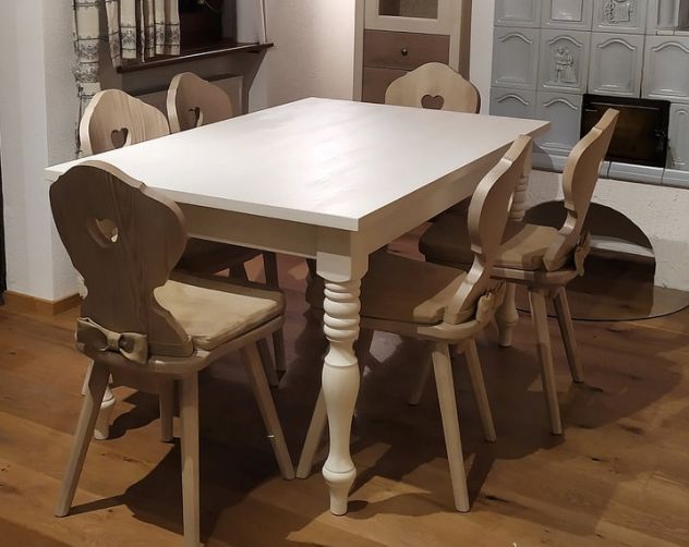 tavolo tabià abete con sedia cortina