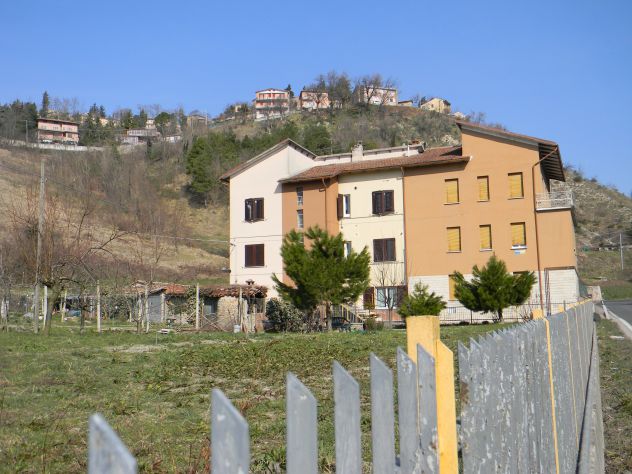 VILLETTA A SCHIERA CON 3 APPARTAMENTI A 2 Km DA URBINO - Foto 2