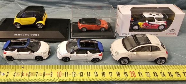 Auto di varie dimensioni in metallo e plastica, di auto e aereo, vari modelli