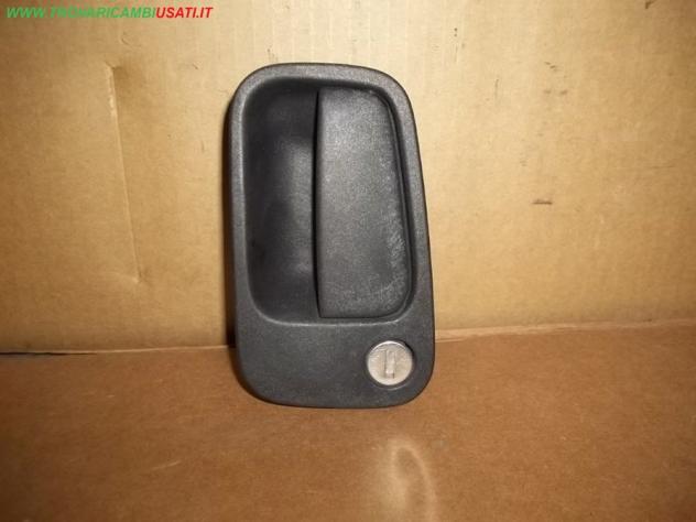 MANIGLIA PORTA D. LANCIA Y (SU/TA)  Carrozzeria  Lamierati esterni  Porte  Maniglia porta es LANCIA - Y - 01-01-1996 - 01-04-2004