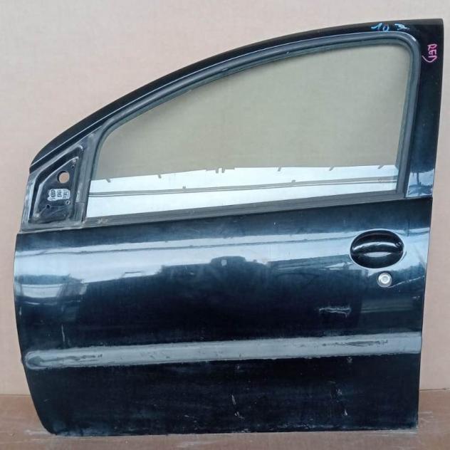 PORTA ANT.S. NERO MET. C/ALZ. E SERR.  Carrozzeria  Lamierati esterni  Porte  Porta ant. sx. CITROEN - C1 - 01-06-2005 - 01-06-2014, PEUGEOT - 107 - 0