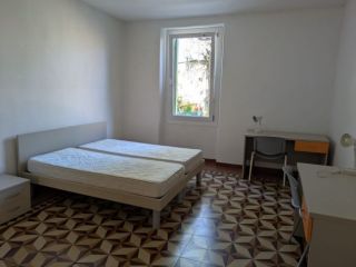 Ampia camera matrimoniale singola arredata – Vicino a Porta Vescovo, €330