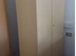 Mobile legno con serratura e chiave.
