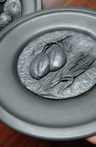 COPPIA DI PIATTI DI PELTRO - Foto 6